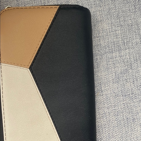 Elegant Women's Wallet in Black, Cream, and Tan - Picture 2 of 7